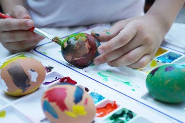 Renkli Paskalya yumurta boyama etkinliği ile renk tepsisi arka plan, eğlenceli olay çocuk kavramı için kopyalama alanı