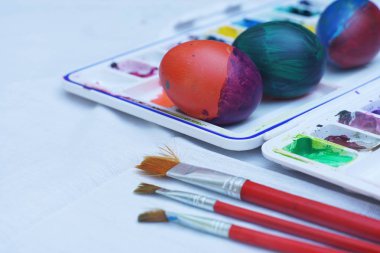 Renkli Paskalya yumurta boyama etkinliği ile renk tepsisi arka plan, eğlenceli olay çocuk kavramı için kopyalama alanı