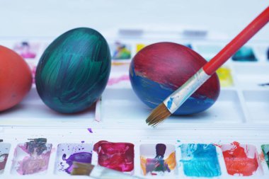 Renkli Paskalya yumurta boyama etkinliği ile renk tepsisi arka plan, eğlenceli olay çocuk kavramı için kopyalama alanı