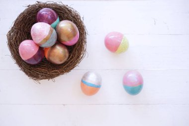 Dekoratif renkli Paskalya yumurta yuvada resim, eğlenceli olay etkinlik çocuk kavramı için kopyalama alanı