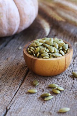 Klasik ahşap masa arka plan, Mısır gevreği, kopya alanı ahşap kase kabak tahıl