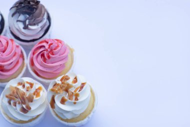 Süslü fincan kek ahşap masa, doğum günü kek kutlama kavramı, kopya alanı Grup