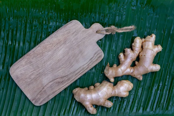 Akar Jahe Segar Dan Jahe Diiris Pada Latar Belakang Daun — Stok Foto