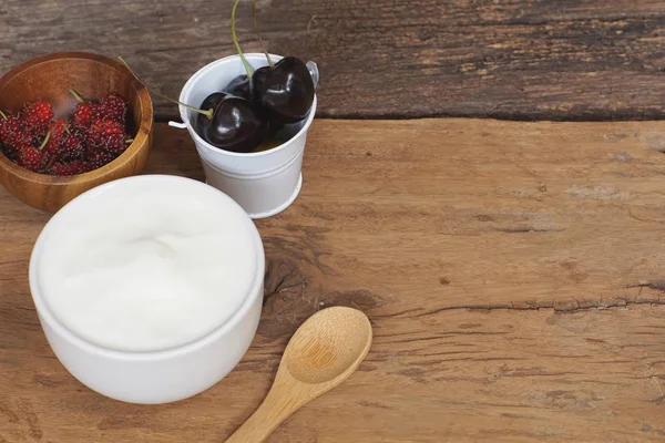 Natürliche Hausgemachte Einfache Bio Joghurt Mit Frischen Beerenfrüchten Gemischt Weiße — Stockfoto