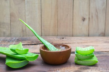 Taze aloe vera kök ve ahşap masa, cilt tedavi kavramı jel