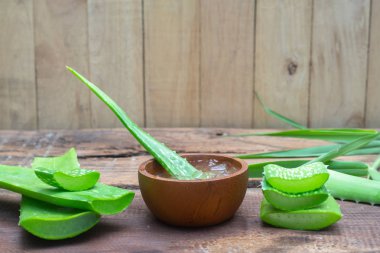 Taze aloe vera kök ve ahşap masa, cilt tedavi kavramı jel