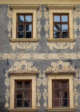 Duvarında süsler olan eski tip ahşap pencereler. Binanın dışı..