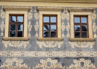 Duvarında süsler olan eski tip ahşap pencereler. Binanın dışı..