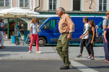 Salzburg, Avusturya - 22 Temmuz 2020: Salzburg sokaklarında insanlar.