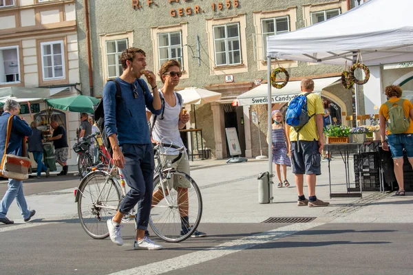 Salzburg, Avusturya - 22 Temmuz 2020: Salzburg sokaklarında insanlar.