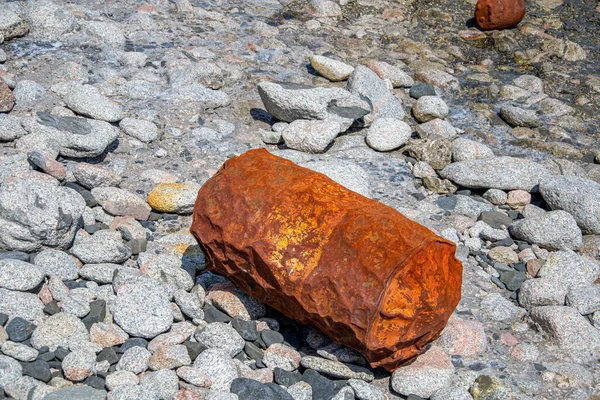 Gammal Rostig Järnpipa Vid Röda Havets Kust Miljöproblemkoncept — Stockfoto