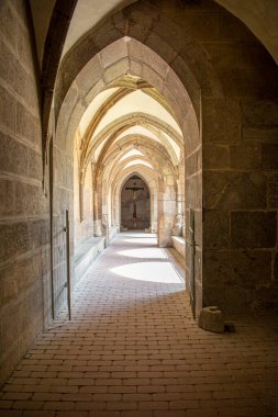 Kavşakta İsa 'ya giden kemer yolu. Seçmeli odak..