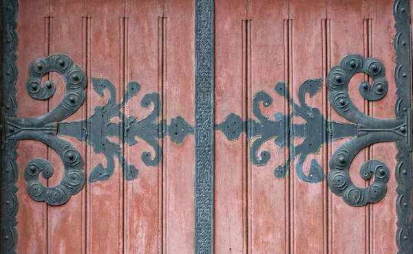 Staré Dřevěné Dveře Železnými Ozdobami — Stock fotografie