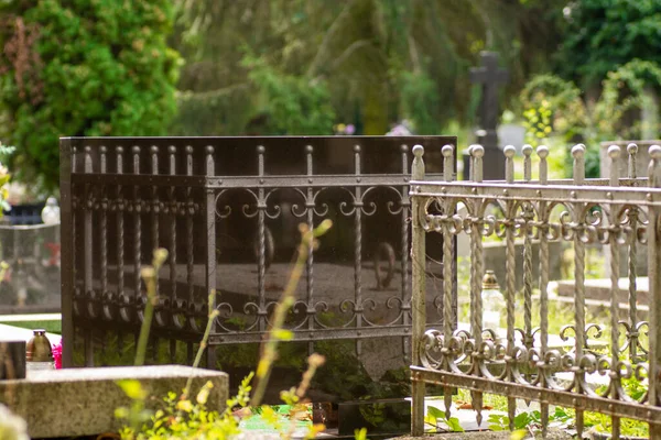 Reflektion Järnräcken Runt Graven Den Svarta Granitgravstenen Kyrkogården — Stockfoto