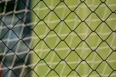 Futbol ya da futbol ağı, metal çit ağıyla harmanlanır. Yakın çekim. Desen..