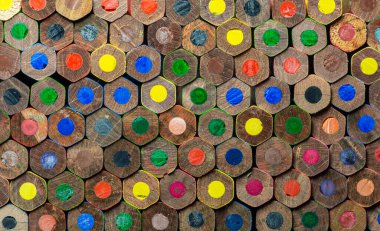 Ahşap renkli kalemlerin son görüntüsü. Makro. Kapatın. Soyut. Geçmişi. Doku.