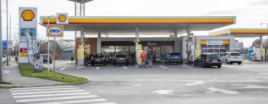 Nitra, Slovakya - 24 Şubat 2024: Shell benzin istasyonu. Benzin istasyonu. Shell küresel enerji ve petrokimya şirketleri grubudur..