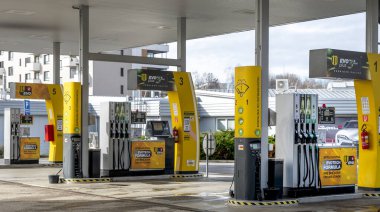 Nitra, Slovakya - 24 Şubat 2024: Slovnaft benzin istasyonu. Benzin istasyonu. Doldurma istasyonu. Slovnaft, Slovakya 'da MOL Group' un bir yan kuruluşu olan bir petrol arıtma şirketi..