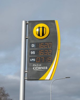 Nitra, Slovakya - 24 Şubat 2024: Slovnaft benzin istasyonu. Benzin istasyonu. Doldurma istasyonu. Slovnaft, Slovakya 'da MOL Group' un bir yan kuruluşu olan bir petrol arıtma şirketi..