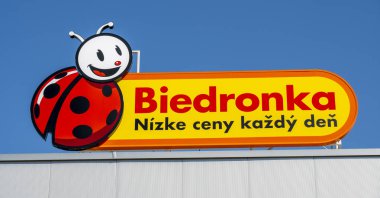 Zvolen, Slovakya - 7 Eylül 2025: Biedronka süpermarket işareti. Biedronka, Polonya 'nın en büyük indirim mağaza zinciri..