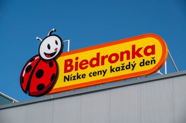 Zvolen, Slovakya - 7 Eylül 2025: Biedronka süpermarket işareti. Biedronka, Polonya 'nın en büyük indirim mağaza zinciri..