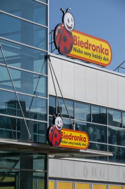Zvolen, Slovakya - 7 Eylül 2025: Biedronka süpermarket işareti. Biedronka, Polonya 'nın en büyük indirim mağaza zinciri..