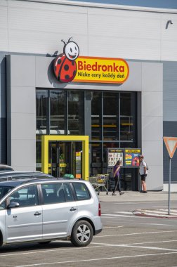 Zvolen, Slovakya - 7 Eylül 2025: Biedronka süpermarket işareti. Biedronka, Polonya 'nın en büyük indirim mağaza zinciri..