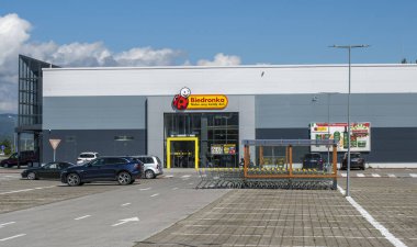Zvolen, Slovakya - 7 Eylül 2025: Biedronka süpermarket işareti. Biedronka, Polonya 'nın en büyük indirim mağaza zinciri..