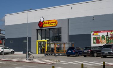 Zvolen, Slovakya - 7 Eylül 2025: Biedronka süpermarket işareti. Biedronka, Polonya 'nın en büyük indirim mağaza zinciri..