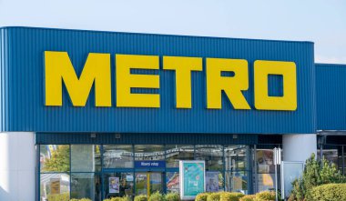 Zvolen, Slovakya - 7 Eylül 2025 Metro Nakit ve Taşıma Dükkanı. Metro AG önde gelen bir uluslararası gıda toptancısıdır..