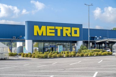 Zvolen, Slovakya - 7 Eylül 2025 Metro Nakit ve Taşıma Dükkanı. Metro AG önde gelen bir uluslararası gıda toptancısıdır..