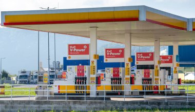 Zvolen, Slovakya - 7 Eylül 2025: Shell benzin istasyonu. Benzin istasyonu. Shell küresel enerji ve petrokimya şirketleri grubudur..