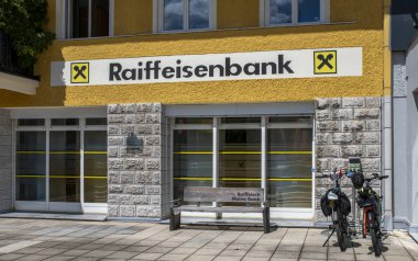 Mariazell, Avusturya - 7 Ağustos 2024: Raiffeisen Bank Branch Exterior, Mariazell, Avusturya. Raiffeisen Bank International Avusturya 'nın önde gelen bankalarından biri..