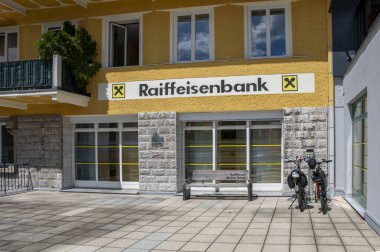 Mariazell, Avusturya - 7 Ağustos 2024: Raiffeisen Bank Branch Exterior, Mariazell, Avusturya. Raiffeisen Bank International Avusturya 'nın önde gelen bankalarından biri..