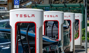 Bratislava, Slovakya - 10 Mayıs 2025: Tesla şarj istasyonu. Tesla Superchargers Aupark AVM 'nin ana girişinin hemen dışında yer alıyor..