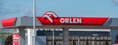 Zvolen, Slovakya - 7 Eylül 2025 Orlen benzin istasyonu. Orlen S.A. Polonyalı çok uluslu petrol rafinerisi ve benzin perakendecisi. Benzin istasyonu. Doldurma İstasyonu.