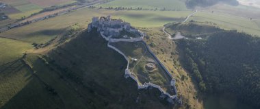 Spis Kalesi 'nin harabelerinin havadan görünüşü. Unesco Dünya Mirası Alanı. Spisske Podhradie. Slovakya.