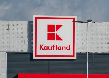 Zvolen, Slovakya - 7 Eylül 2025 Kaufland süpermarketi. Kaufland, Alman hipermarket zinciri, aynı zamanda Lidl 'in de sahibi olan Schwarz Gruppe' nin bir parçası..