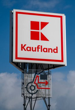 Zvolen, Slovakya - 7 Eylül 2025 Kaufland süpermarketi. Kaufland, Alman hipermarket zinciri, aynı zamanda Lidl 'in de sahibi olan Schwarz Gruppe' nin bir parçası..