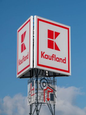 Zvolen, Slovakya - 7 Eylül 2025 Kaufland süpermarketi. Kaufland, Alman hipermarket zinciri, aynı zamanda Lidl 'in de sahibi olan Schwarz Gruppe' nin bir parçası..