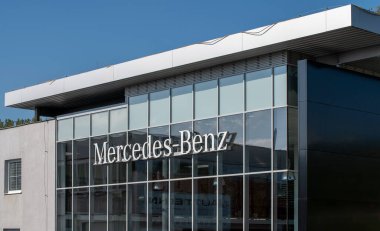Zvolen, Slovakya - 7 Eylül 2025 Mercedes Benz bayilik logosu. Mercedes bayii araba mağazası. Zvolen. Slovakya.