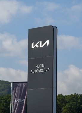 Zvolen, Slovakya - 7 Eylül 2025: Zvolen 'deki Kia galerisi. Slovakya. Kia Motor bayisi imzası.