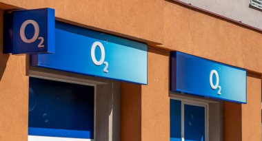 Ziar nad Hronom, Slovakya - 21 Eylül 2025: O2 mobil ağ operatörü işareti. Ziar Nad Hronom 'da oksijen bölümü. Slovakya.