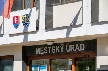 Ziar nad Hronom, Slovakya - 21 Eylül 2025: Ziar nad Hronom Belediye Ofisi. Belediye Meclisi Ofisi (Mestsky urad).