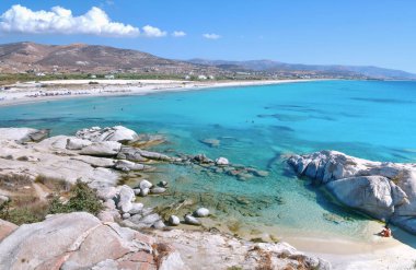 Yunanistan 'ın Naxos adasında turkuaz suyu olan güzel bir sahil. Harika bir tatil yeri. Romantik ve rahatlatıcı..