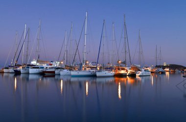 Sabahın erken saatlerinde rıhtımda bir grup yat..