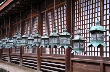 Eski bir tapınakta geleneksel Japon fenerleri..