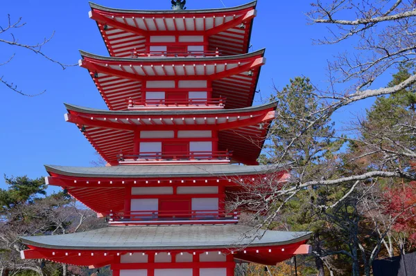 Prachtige traditionele Japanse rode pagode in het park. Japanse traditionele kunst. — Stockfoto