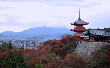 Kyoto 'daki geleneksel kırmızı pagoda' nın göz kamaştırıcı manzarası. - Evet. Yüksek kalite fotoğraf