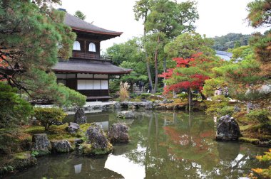 Sonbahar mevsiminde Japonya bahçesindeki eski geleneksel tapınağın nefes kesici manzarası. Yüksek kalite fotoğraf